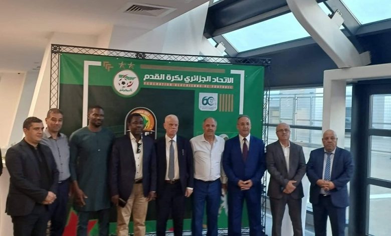 صورة الأمين العام للكونفدرالية الإفريقية لكرة القدم: العديد من الملاعب الجزائرية تستجيب لمعايير الفيفا