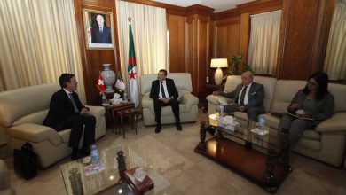 Photo de Arkab examine avec l’ambassadeur suisse les relations de coopération bilatérale