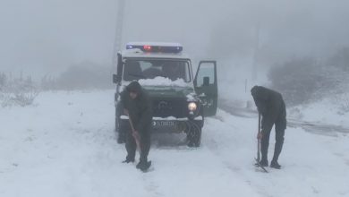 صورة الدرك الوطني: استمرار عمليات فتح الطرقات التي أغلقتها الثلوج بولاية تيزي وزو