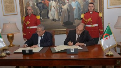 صورة التوقيع على اتفاقية بين المحكمة الدستورية والمحكمة العليا لتعزيز التعاون المؤسساتي