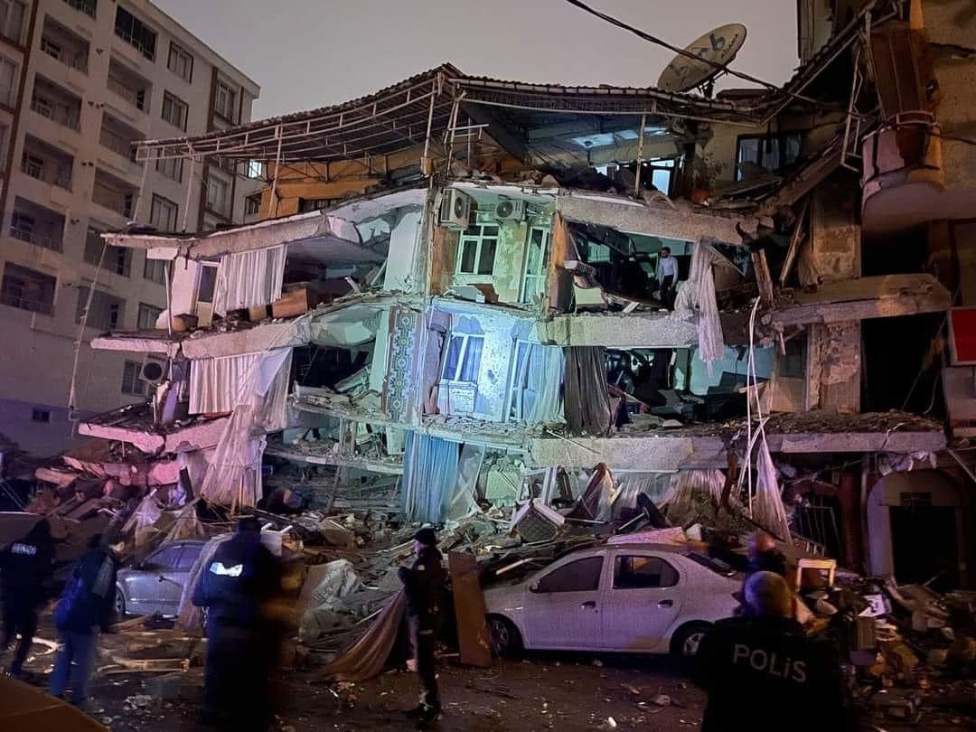 قتلى وجرحى في زلزال عنيف بقوة 7.8 درجات بجنوب شرق تركيا وشمال سوريا