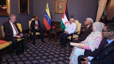 صورة الرئيس الصحراوي يلتقي رئيس مجموعة الصداقة البرلمانية فنزويلا ـ إفريقيا والحركة التضامنية الفنزويلية