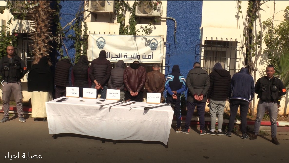 Arrestations de 13 individus et saisie d'armes blanches prohibées à Rouiba