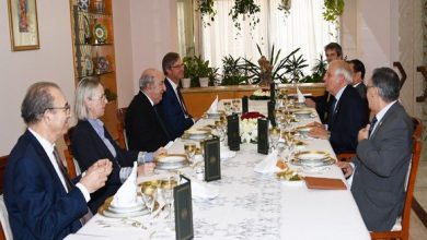 صورة غداء عمل يجمع رئيس الجمهورية بالممثل السامي للاتحاد الأوروبي للشؤون الخارجية والسياسة الأمنية