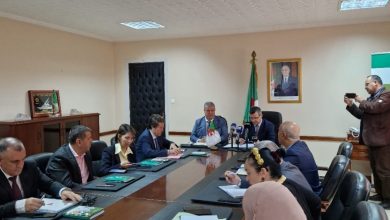صورة اجتماع عمل بين الوكالة الجزائرية لترقية الاستثمار والاتحاد الوطني للمقاولين العموميين