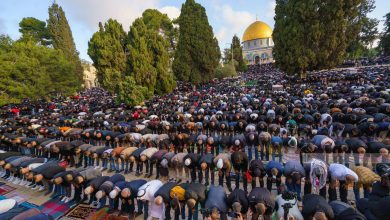 صورة 120 ألف فلسطيني يؤدون صلاة عيد الفطر في رحاب المسجد الأقصى المبارك