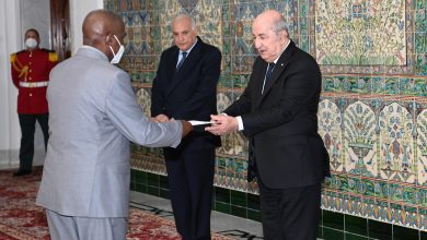 صورة رئيس الجمهورية السيد عبد المجيد تبون يتسلم أوراق اعتماد خمس سفراء جدد لدى الجزائر