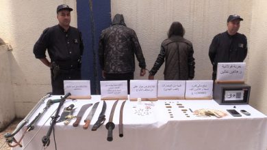 صورة أمن ولاية الجزائر: توقيف مروجان للمخدرات والمؤثرات العقلية يستعملان أسلحة بيضاء للتهديد