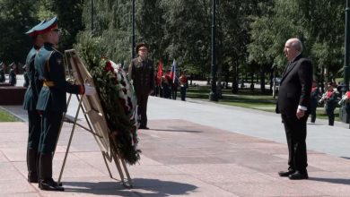صورة رئيس الجمهورية يضع إكليلا من الزهور على النصب التذكاري للجندي المجهول بموسكو
