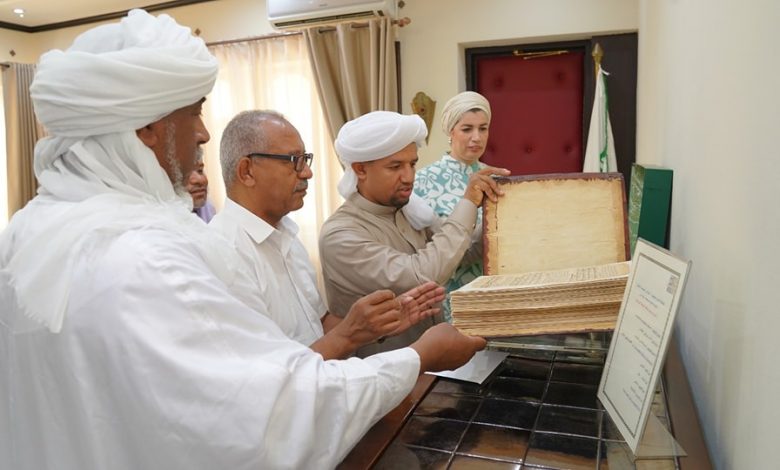 Photo de La ministre de la culture remet un manuscrit du Coran écrit à l’ère ottomane au Cheikh de la Zaouïa El-Bikriya