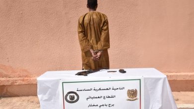 صورة إرهابي يسلم نفسه للسلطات العسكرية ببرج باجي مختار