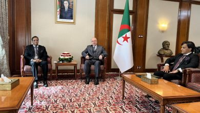 صورة الوزير الأول يستقبل سفير موريتانيا بالجزائر