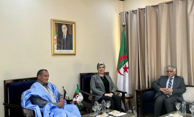 صورة وزيرة الثقافة والفنون تتحادث مع نظيرها الصحراوي 
