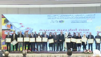 صورة الوزير الأول يشرف على مراسم تسليم جائزة رئيس الجمهورية للأدب واللغة الأمازيغية في طبعتها الرابعة