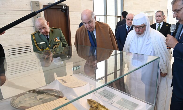 صورة رئيس الجمهورية يعاين متحف الحضارة الإسلامية بجامع الجزائر