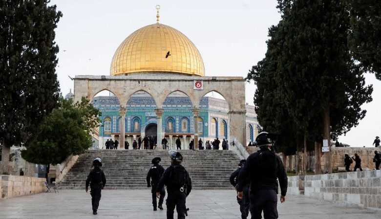 صورة الاحتلال الصهيوني يعتدي على المصلين بالضرب قرب باب الأسباط بالمسجد الأقصى