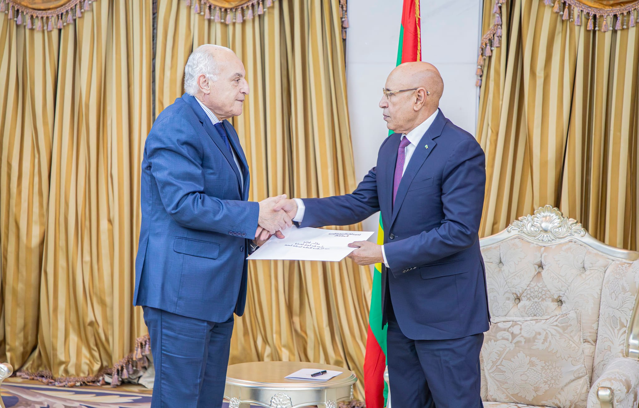 Le ministre des affaires etrangeres remet un message écrit du président de la République au président mauritanien