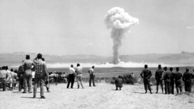 صورة الذكرى الـ 64 للتفجيرات النووية الفرنسية بالجنوب الجزائري: جرائم ضد الإنسانية غير قابلة للتقادم