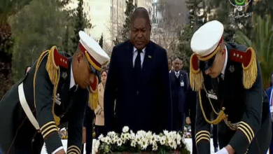 صورة رئيس جمهورية موزمبيق يضع إكليلا من الزهور أمام النصب التذكاري المخلد لشهداء الثورة التحريرية المجيدة
