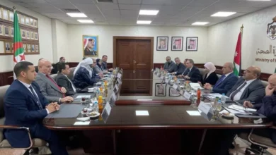صورة رئيس المجلس الشعبي الوطني يتحادث مع وزير الصحة الأردني