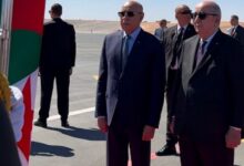 صورة رئيس الجمهورية يستقبل نظيره الموريتاني بمطار تندوف