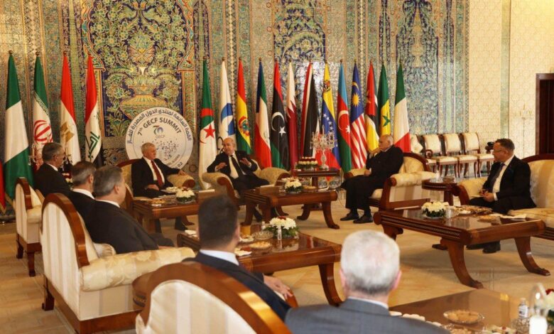 صورة رئيس الجمهورية يجري محادثات مع نظيره العراقي بالقاعة الشرفية لمطار هواري بومدين الدولي