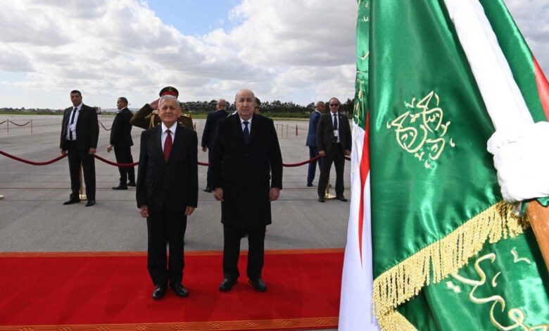 صورة رئيس الجمهورية يستقبل نظيره العراقي بمطار هواري بومدين الدولي 