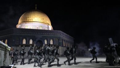 صورة الاحتلال الصهيوني يقتحم المسجد الأقصى ويطرد المصلين من ساحاته في أولى ليالي الاعتكاف 