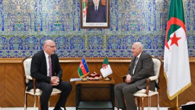 Photo de Chargé par le président de la République, M. Attaf reçoit l’envoyé spécial du président de l’Azerbaïdjan