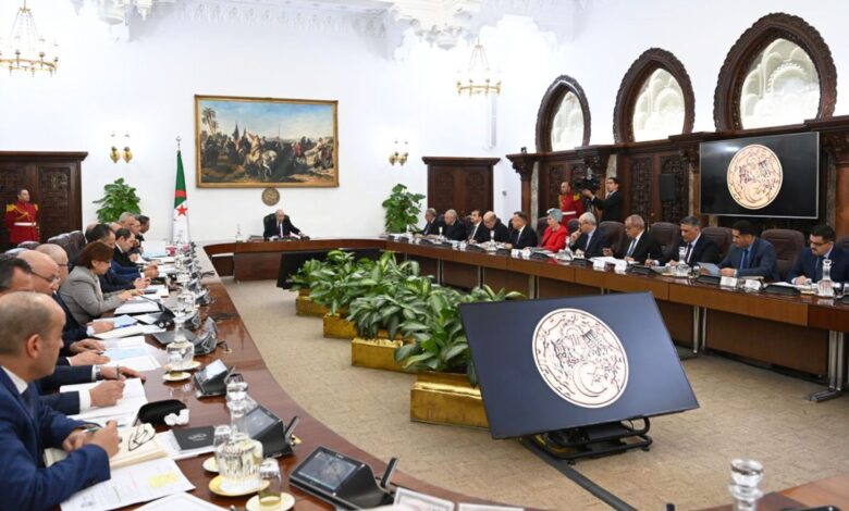 صورة رئيس الجمهورية يترأس اجتماعا لمجلس الوزراء 