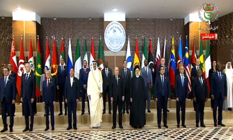 صورة رئيس الجمهورية يأخذ صورة تذكارية مع رؤساء الوفود المشاركة في القمة
