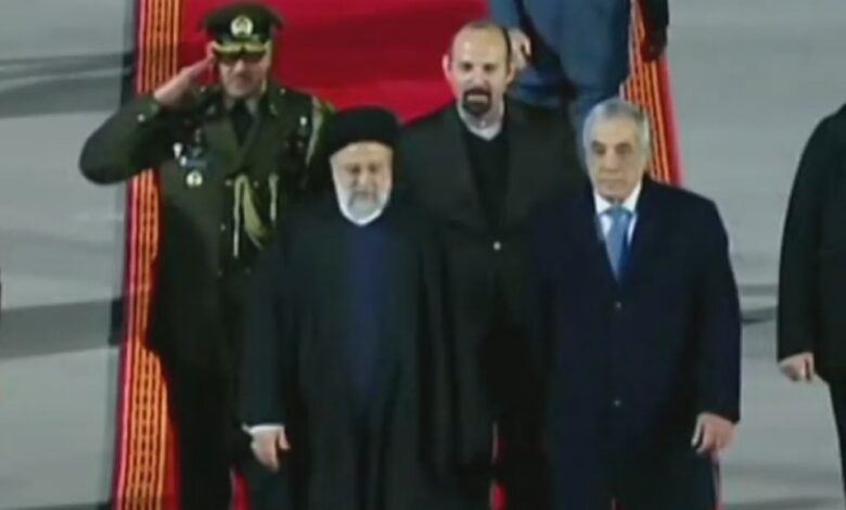 صورة رئيس الجمهورية الاسلامية الايرانية يحل بالجزائر