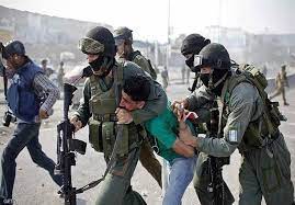 صورة الضفة الغربية: إصابة شاب واعتقال 33 آخرين خلال مداهمة قوات الاحتلال الصهيوني للعديد من المدن