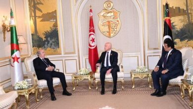 صورة الاجتماع التشاوري الأول بين قادة الجزائر وتونس وليبيا: ضرورة توحيد المواقف وتكثيف التشاور والتنسيق