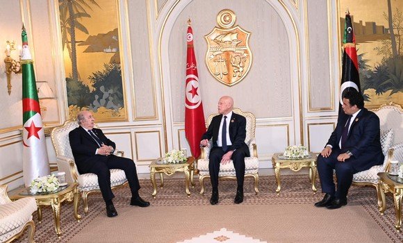 صورة الاجتماع التشاوري الأول بين قادة الجزائر وتونس وليبيا: ضرورة توحيد المواقف وتكثيف التشاور والتنسيق