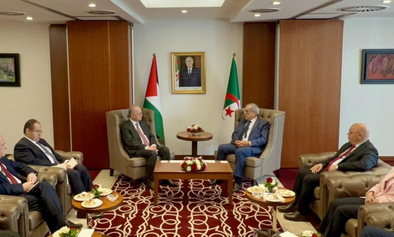 صورة الوزير الأول يجري محادثات مع رئيس الوزراء وزير الخارجية والمغتربين الفلسطيني 