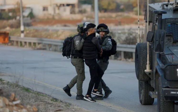 صورة قوات الاحتلال الصهيوني تعتقل 8455 فلسطينيا بالضفة الغربية منذ 7 أكتوبر الماضي
