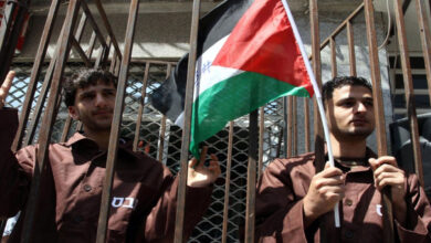 صورة عدد الأسرى في سجون الاحتلال زاد 130 بالمئة بعد 7 أكتوبر 