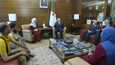 Photo de Attaf reçoit des membres de familles de citoyens algériens qui se trouvent dans la bande de Ghaza