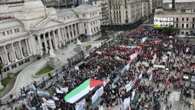 صورة مئات المتظاهرين بالأرجنتين يشاركون في مسيرة تطالب بوقف الإبادة الجماعية في غزة