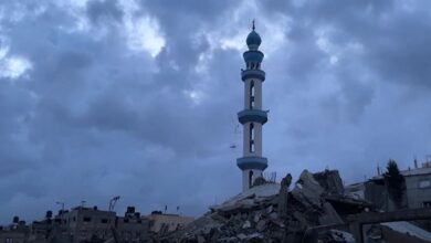 صورة الفلسطينيون في قطاع غزة يؤدون صلاة العيد على أنقاض المساجد التي دمرها الاحتلال الصهيوني