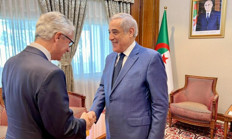 صورة الوزير الأول يستقبل سفير جمهورية البرتغال لدى الجزائر