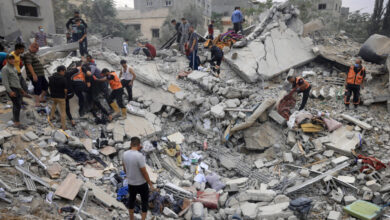 صورة العدوان الصهيوني على غزة: انتشال جثامين 11 شهيدا في خان يونس