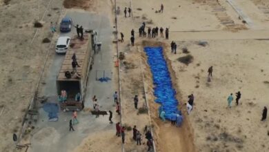 صورة العدوان الصهيوني على غزة: انتشال جثامين 73 شهيدا من ثلاث مقابر جماعية بخان يونس