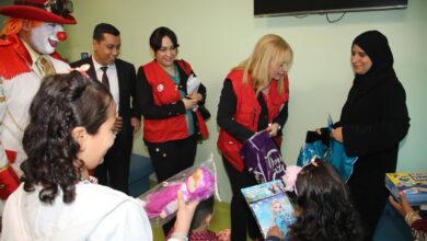 Photo de La présidente du CRA partage la joie de l’Aïd avec des enfants palestiniens à l’hôpital militaire de Béni Messous