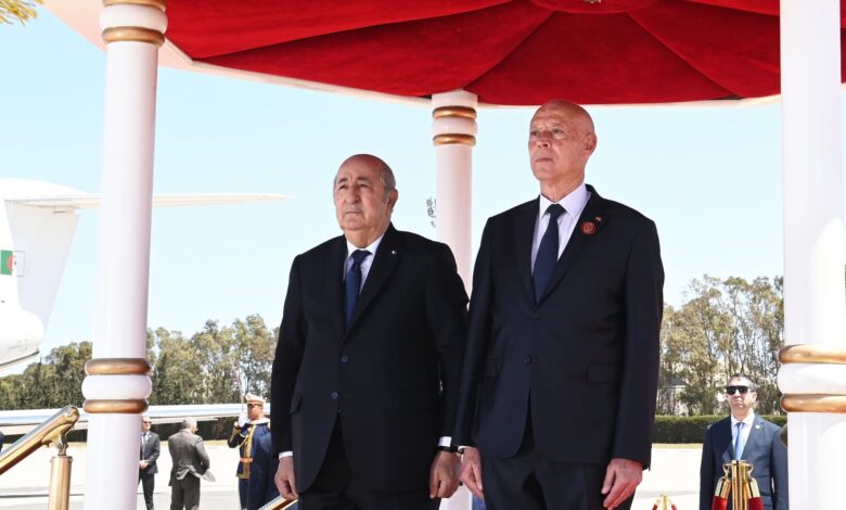 صورة الاجتماع التشاوري الأول بين قادة الجزائر وتونس وليبيا: رئيس الجمهورية يحل بالعاصمة التونسية