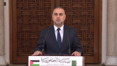صورة رئيس الجمهورية يستقبل سفير دولة فلسطين لدى الجزائر
