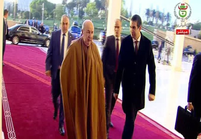صورة رئيس الجمهورية يصل إلى جامع الجزائر لأداء صلاة عيد الفطر المبارك