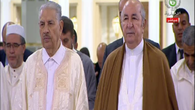 صورة رئيس الجمهورية يؤدي صلاة عيد الفطر المبارك بجامع الجـزائر