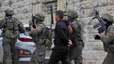 صورة ارتفاع حصيلة الاعتقالات بالضفة الغربية إلى نحو 8495 فلسطيني منذ 7 أكتوبر الماضي   